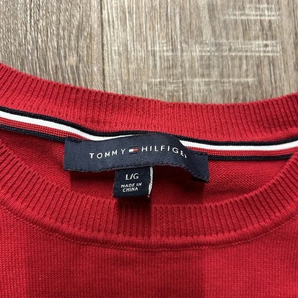 Women’s Tommy Hilfigier Red Lightweight Crewneck Sweater With Polar Bear Large - Picture 3 of 3